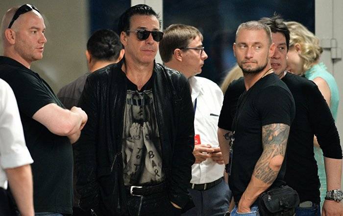 Тилль Линдеманн "рулит" самолетом в Москву: лидер Rammstein выложил "прикольное" фото