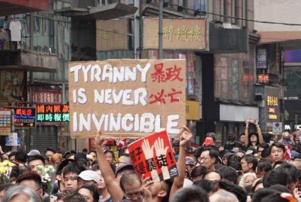 Протестующие в Гонконге заблокировали железную дорогу