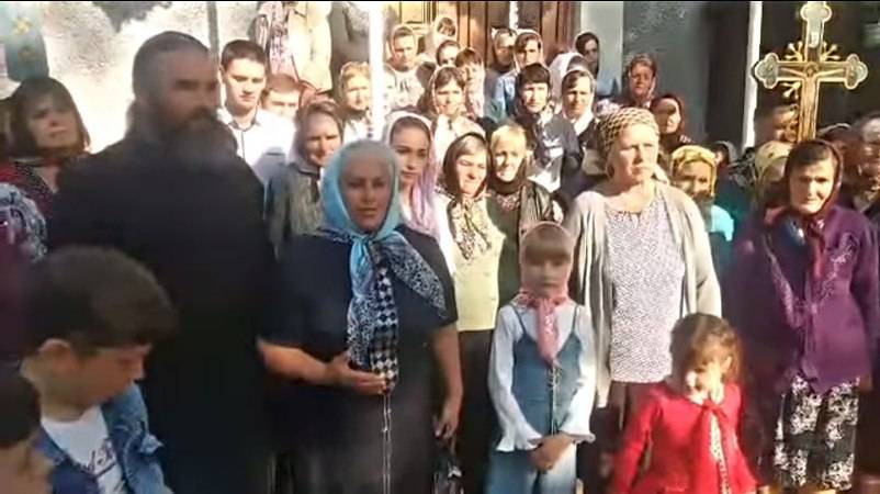 Зеленский демонстративно игнорирует общину УПЦ, обороняющую свой храм от бандитов «ПЦУ»