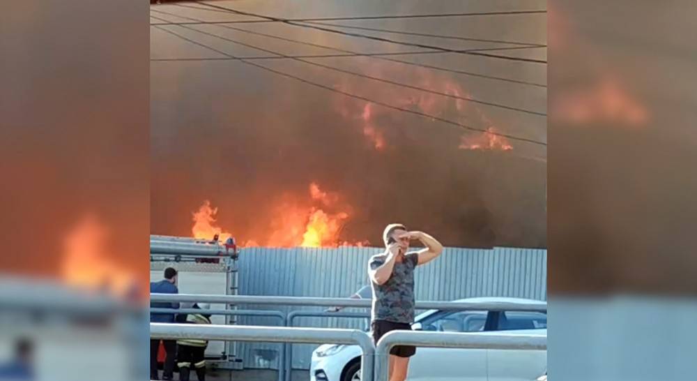 На тушение жилых домов в Самаре бросили 100 пожарных (видео)