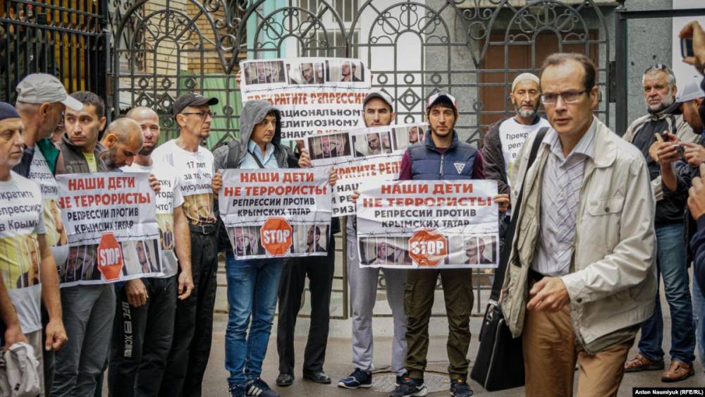 В Москве штрафуют участников акции в защиту крымских татар