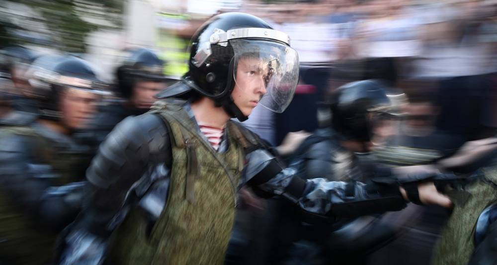 Политолог назвал легитимными действия полиции на несанкционированной акции