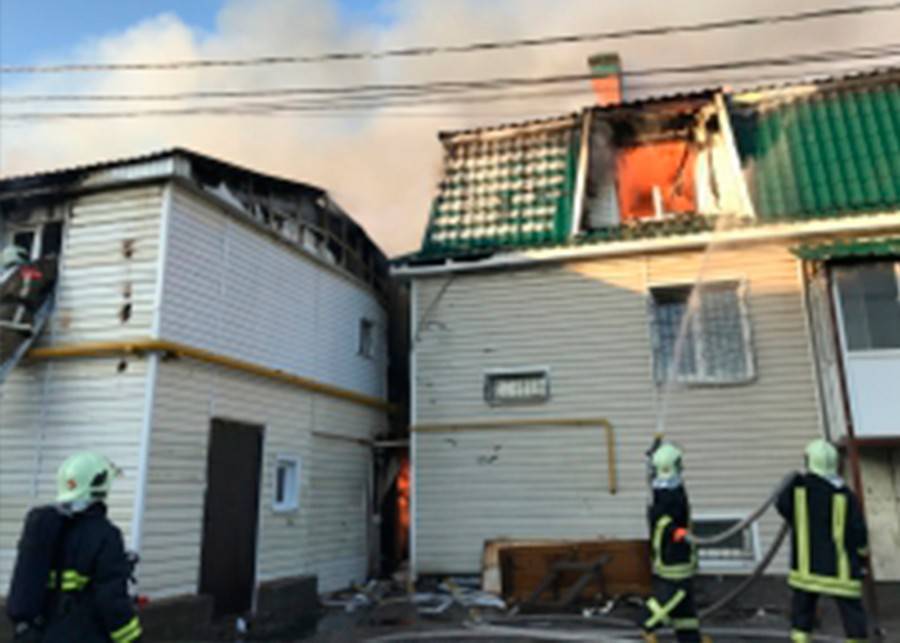 В МЧС назвали предварительную причину пожара в восьми зданиях в Самаре