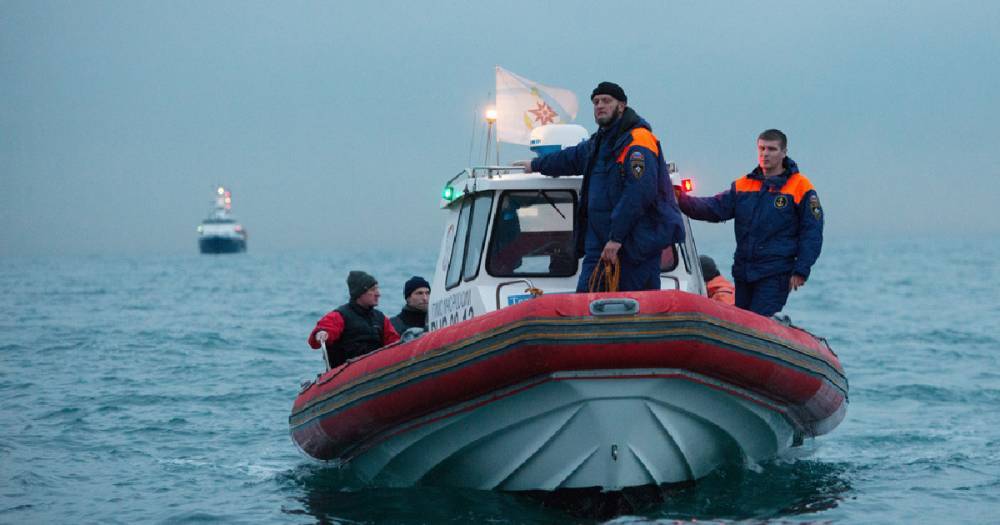 Из-за погоды спасатели не могут взять на буксир яхту, дрейфующую в Белом море.
