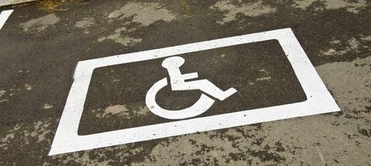 В Тюменской области привлекают к ответственности водителей, которые паркуются на местах для инвалидов