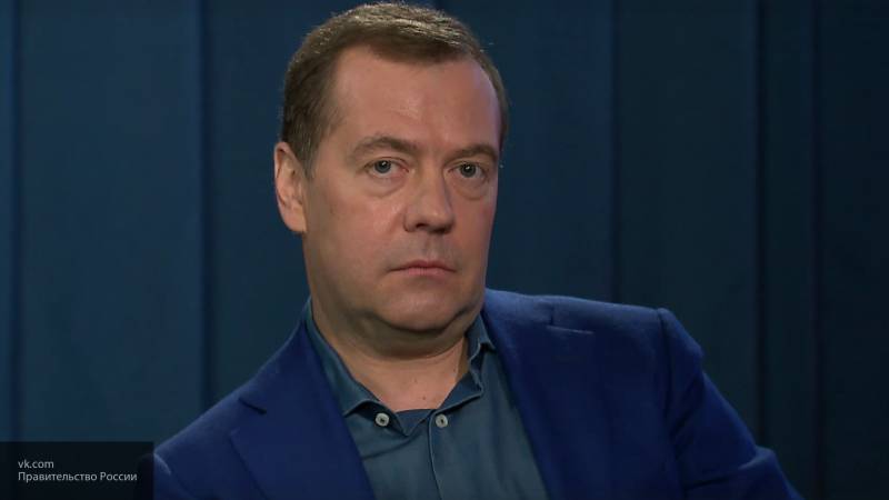 Медведев потребовал повысить эффективность работ по нацпроектам в Крыму