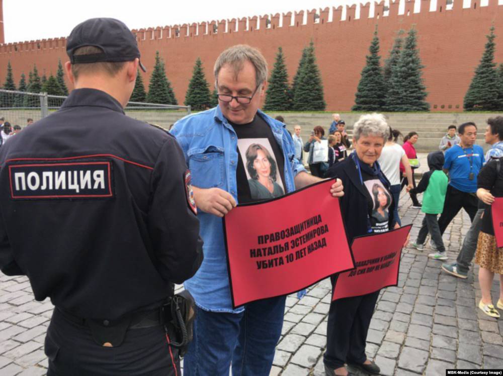 Суд оштрафовал председателя "Мемориала" за пикет в память об Эстемировой