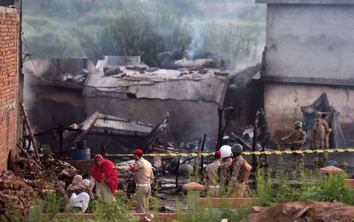 В числе жертв крушения военного самолета в Пакистане оказались мирно спящие в домах люди
