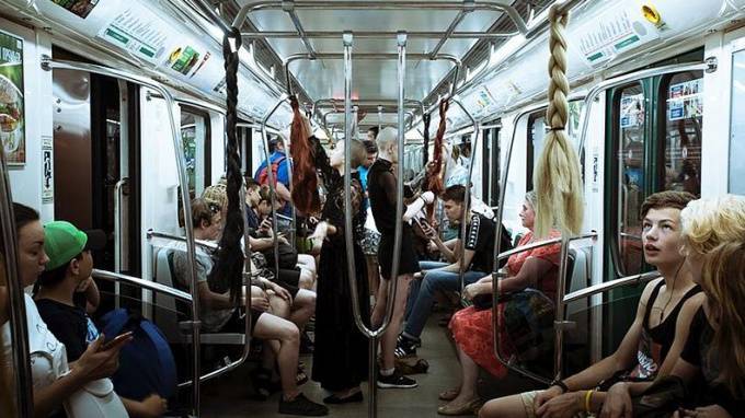 В петербургском метро появились поручни из женских волос