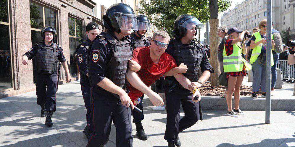 В полиции Москвы напомнили об ответственности за участие в несанкционированных акциях