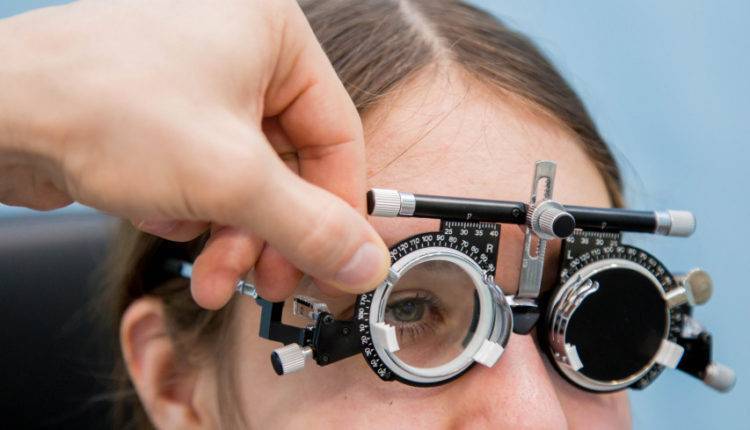 Французские инженеры создали бионический глаз, возвращающий человеку зрение
