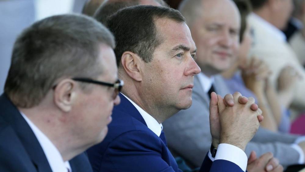 "Пальцем наверх не показывать": Медведев напомнил губернаторам, кто должен заниматься лесными пожарами