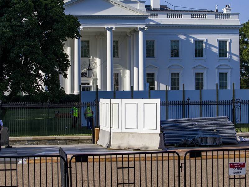 Четырёхметровый забор устанавливают у Белого дома в США