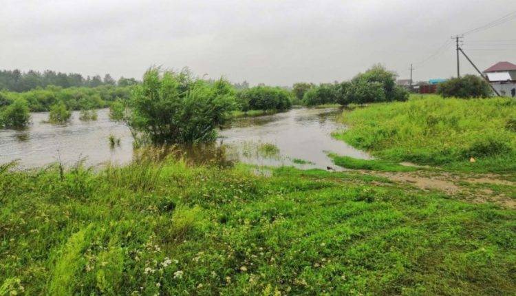 Новый паводок в Иркутской области: местные жители укрепляют берега