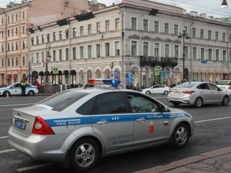 Полиция задержала водителя, избившего пешехода на тротуаре в Петербурге