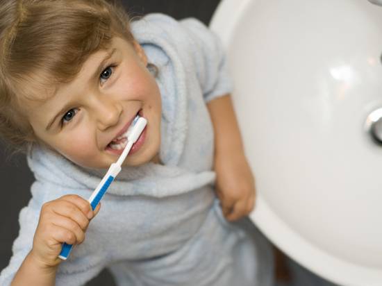 Специалисты назвали главные правила ухода за детскими зубами
