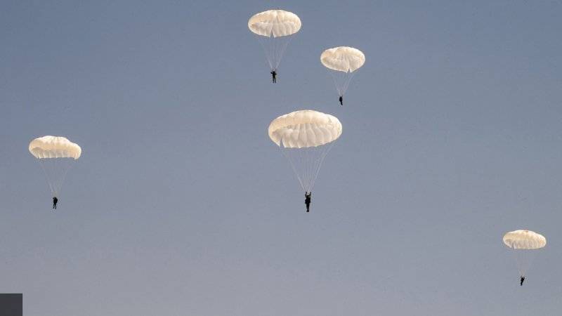 350 десантников РФ совершили прыжки с парашютами в целях подготовки к АрМИ-2019