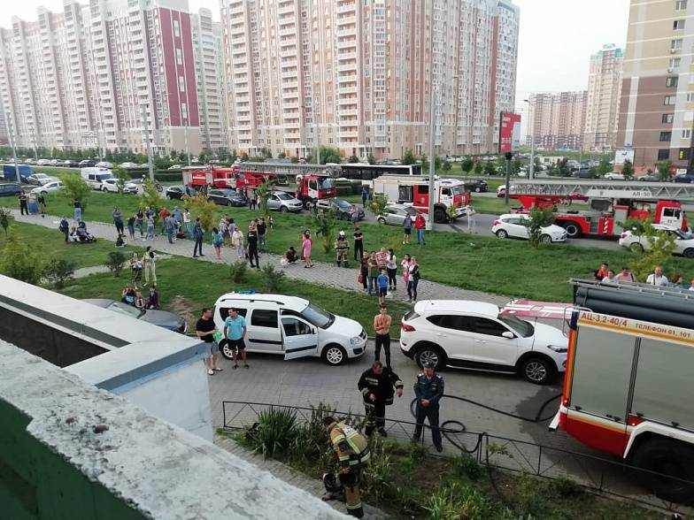 В лифте ростовской многоэтажки загорелся кабель, эвакуировали 72 человека