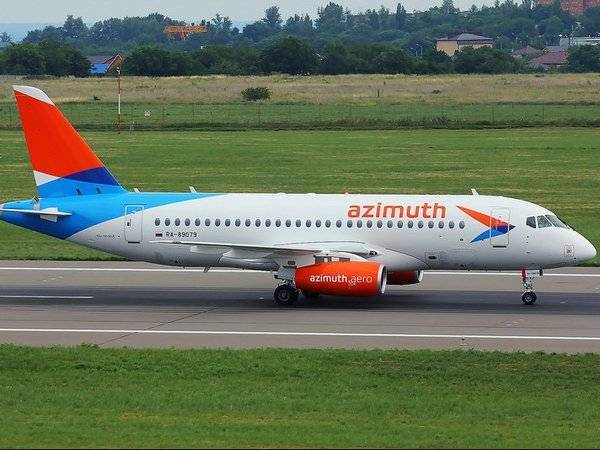 SSJ 100 авиакомпании «Азимут» экстренно сел в Самаре на одном движке