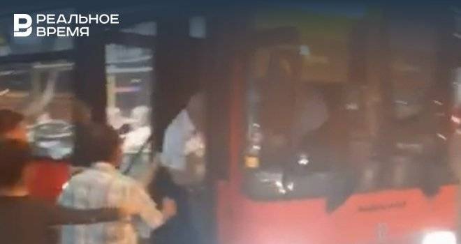 В Казани водитель «краснобуса» подрался с пассажиром, пытаясь защитить девушку