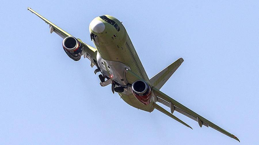 Самолет SSJ-100 экстренно приземлился в Самаре из-за неисправности двигателя
