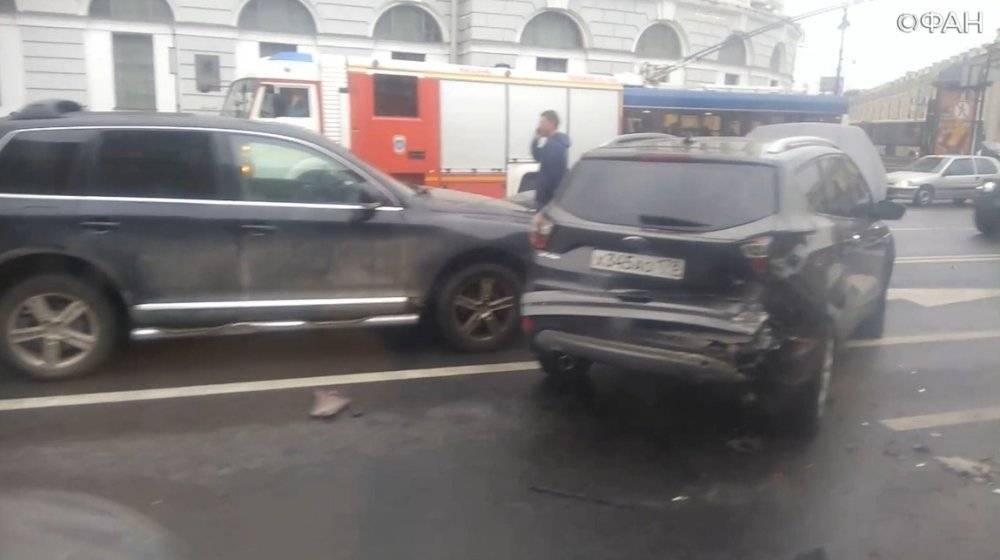 Иномарка перевернулась после ДТП на Невском проспекте в Петербурге