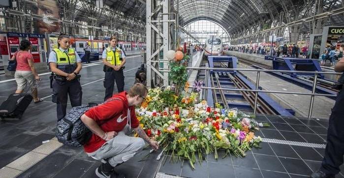 Мигрант столкнул 8-летнего ребенка под скоростной поезд в Германии