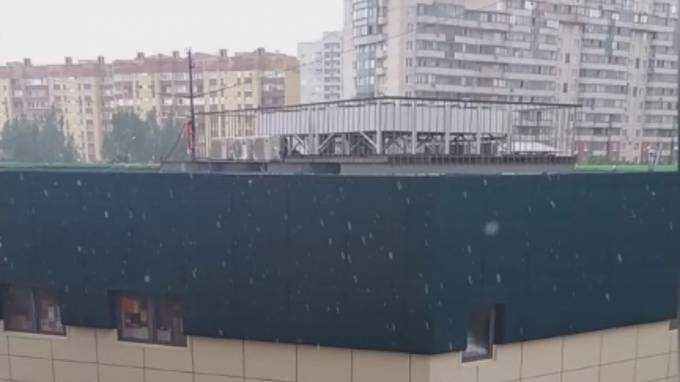 В Московском районе заметили июльский снег