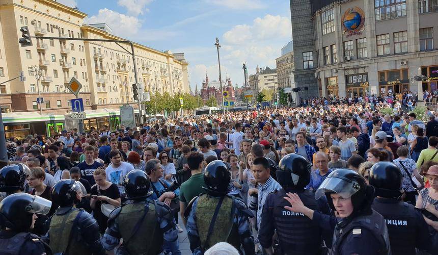 Многотысячные митинги в российской столице: количество арестованных растет