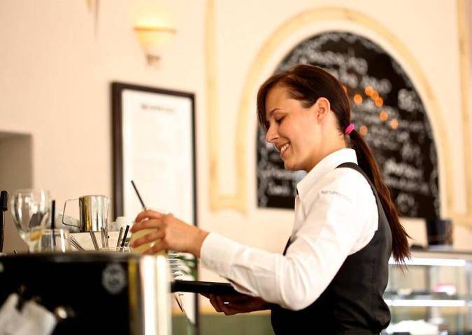 Чаевые официанту в России можно будет оплатить банковской картой