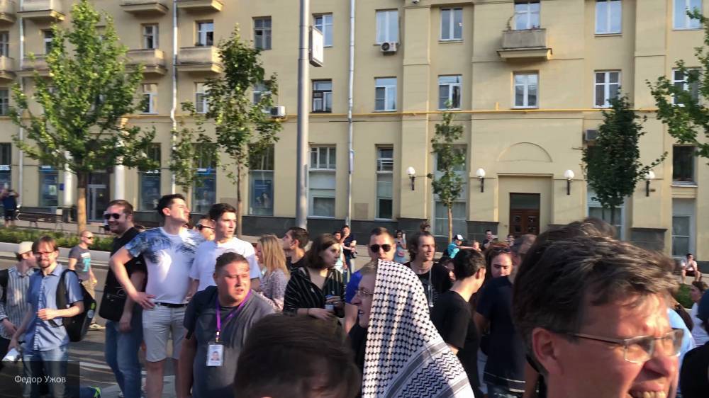 Координатор уличных беспорядков на Тверской прикрылся чужим младенцем от полиции