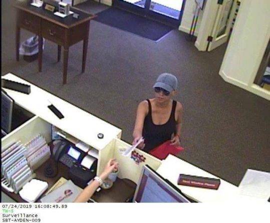 Ограбление банка с розовой сумочкой: в Северной Каролине арестована «Розовая бандитка»