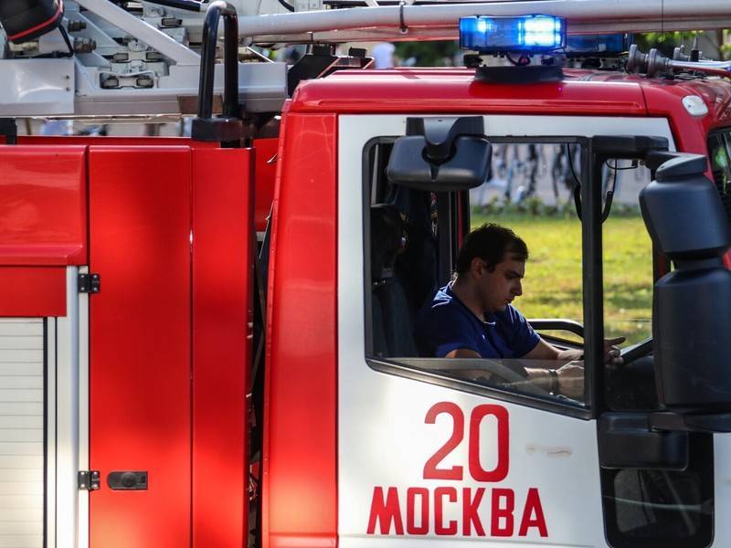 Пожар вспыхнул в автосервисе на севере Москвы