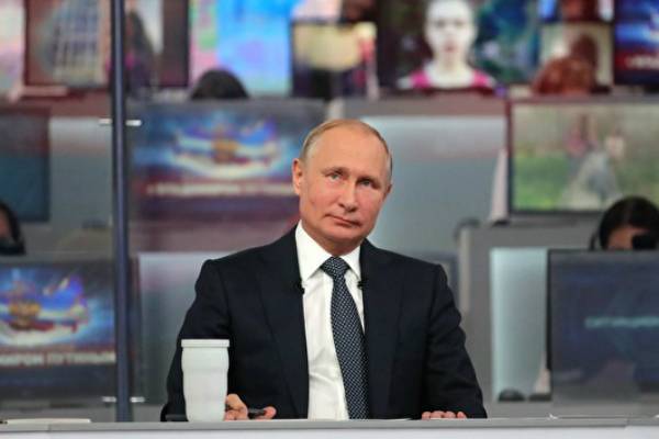 Соцопрос: 54% россиян хотят видеть Путина президентом и после 2024 года