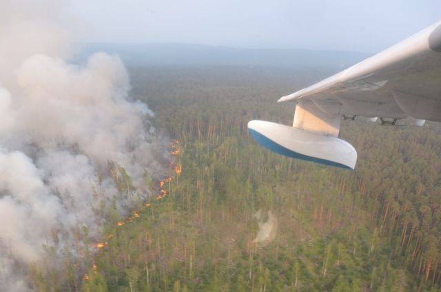 К тушению лесных пожаров в Красноярском крае привлекли авиацию МЧС