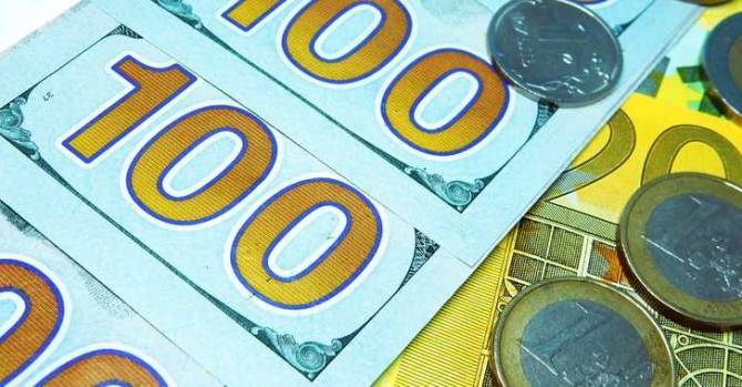 Белорусский рубль продолжил девальвироваться к евро и доллару утром 31 июля