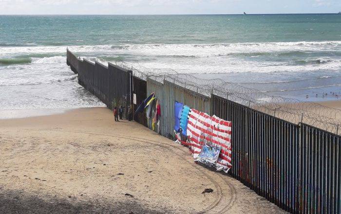 Вызов Трампу брошен: качели установили между забором, разделяющим Мексику и США - видео