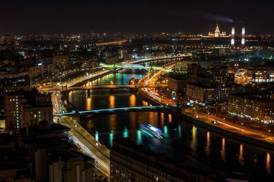 Художественная подсветка украсит 29 зданий на набережных Москвы-реки