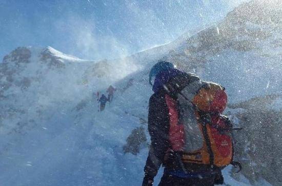 Спасатели МЧС помогли группе альпинистов спуститься с горы в Северной Осетии