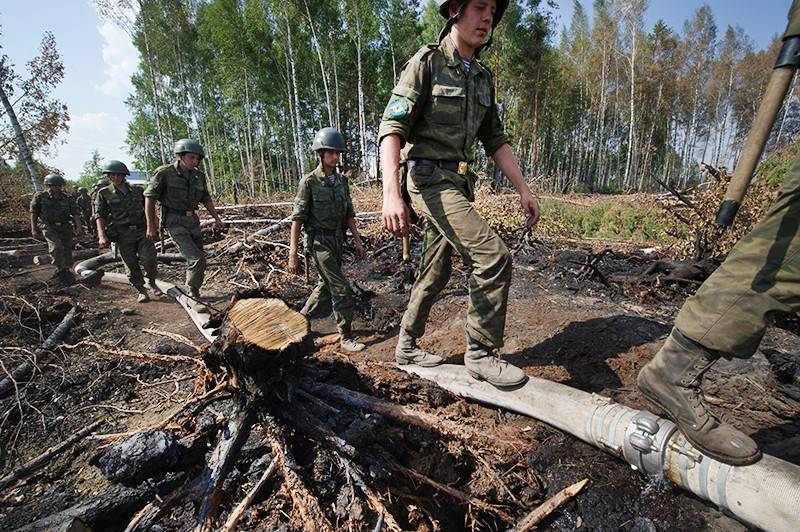 Путин поручил военным подключиться к тушению пожаров