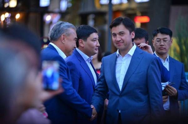 Мэра города на юге Казахстана уволили после видео из Лондона