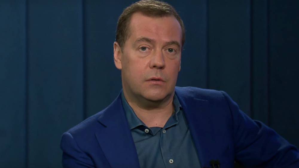 Медведев поручил открыть в Саратове аэропорт имени Гагарина