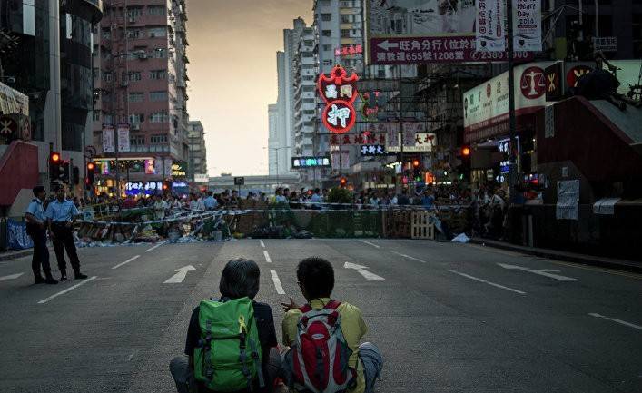 Жэньминь жибао: американские черные тучи не заслонят солнце Гонконга