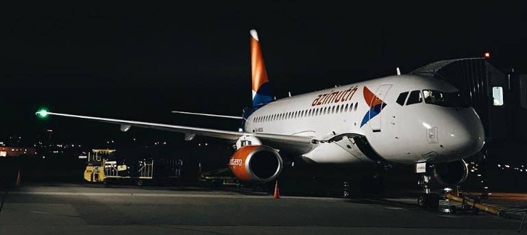 Самолет Superjet экстренно сел в Самаре из-за проблем с двигателем