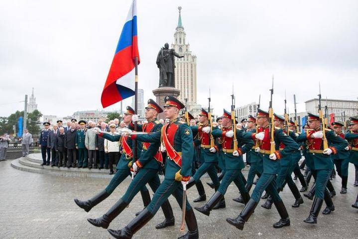 Цветы к памятнику первому министру путей сообщения России возложили в Москве