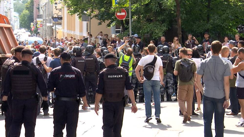 СК завел дела по фактам нападения на полицейских на акции 27 июля