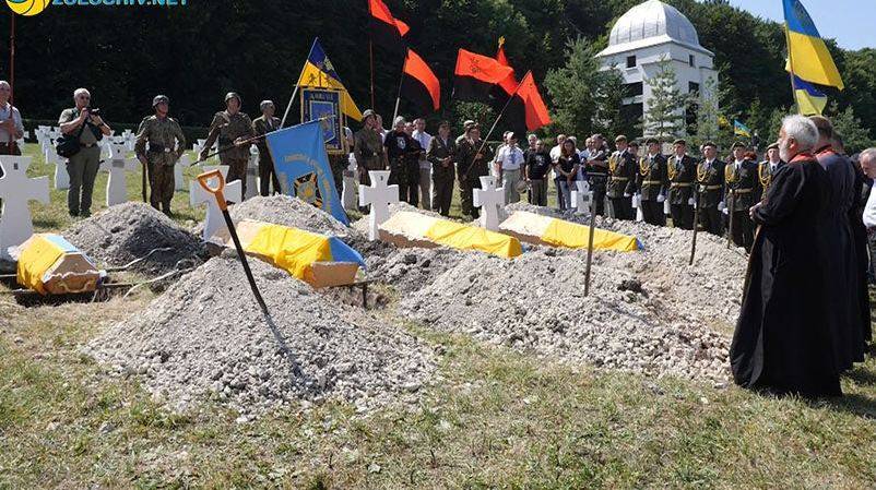 В партии Зеленского возмущены перезахоронением солдат «Ваффен СС» под украинским флагом