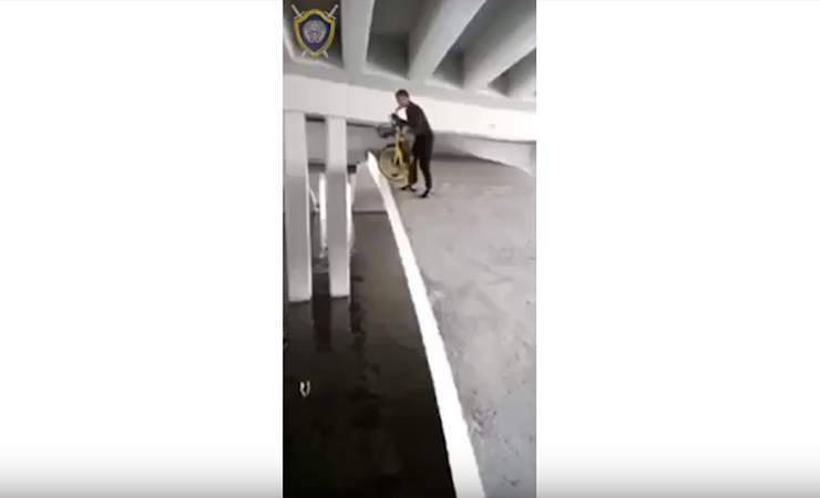 В Минске подросток утопил прокатный велосипед стоимостью 728 рублей — видео