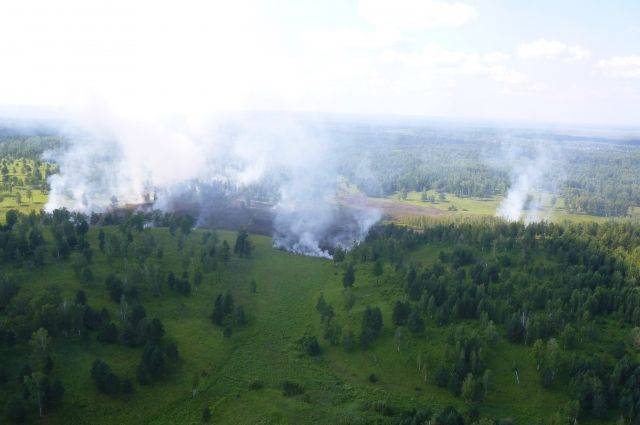 Авиация МЧС тушит природные пожары в Якутии