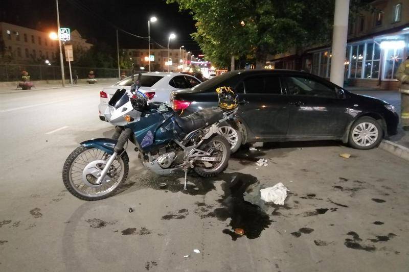 В центре Кургана столкнулись мотоцикл и легковой автомобиль